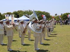 ステージ前で静止演奏を行う消防音楽隊の写真