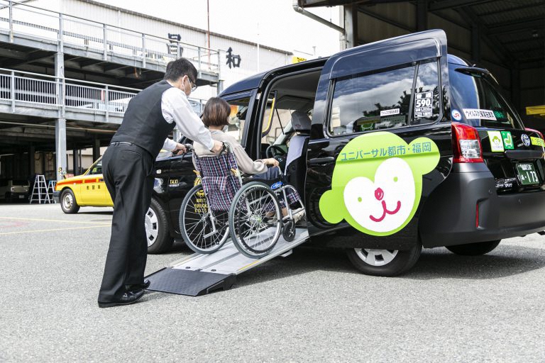 スロープから車いすのまま乗車可能な様子