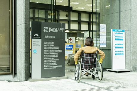 福岡銀行の入口の写真