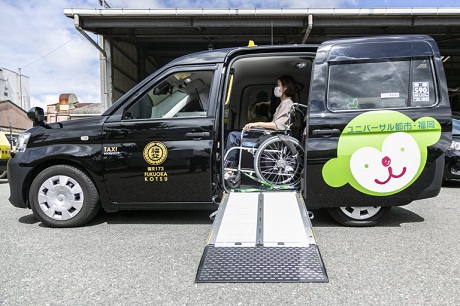 ユニバーサルデザインタクシーに乗車した写真