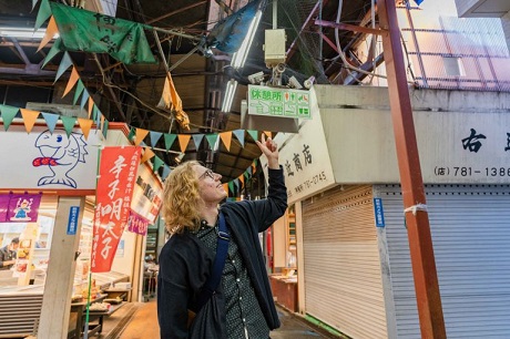 外国人が柳橋連合市場を歩いている様子