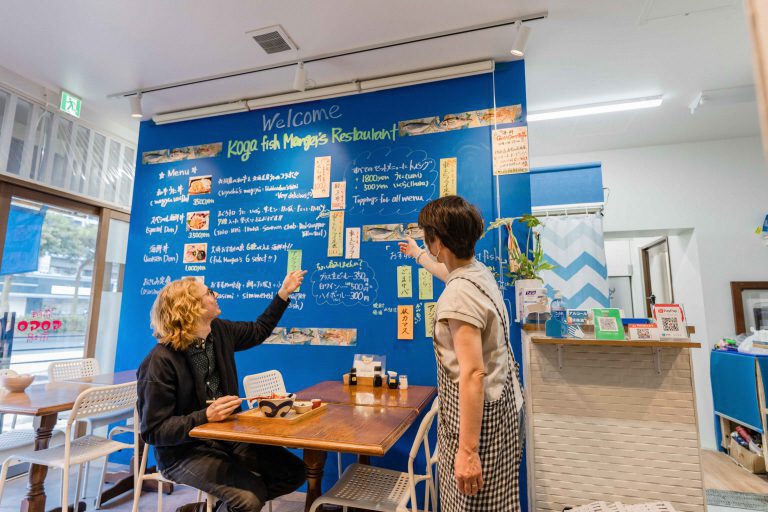 店内の壁には英語によるメニュー表記がある写真