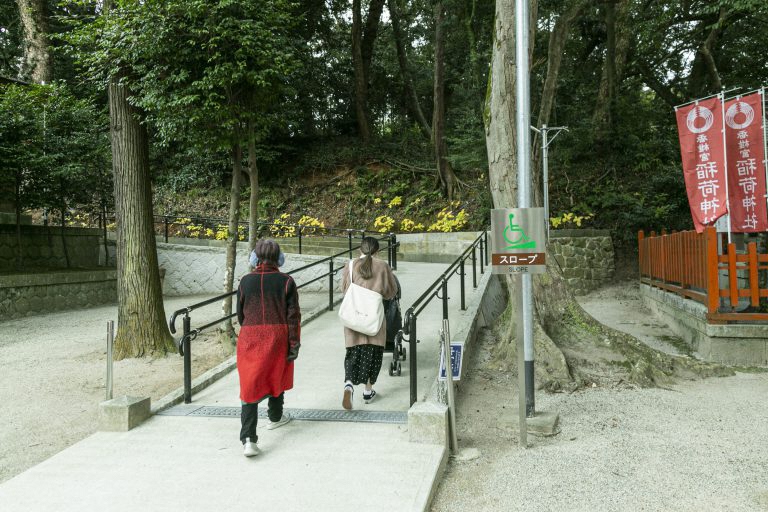 本殿に向かうスロープの写真