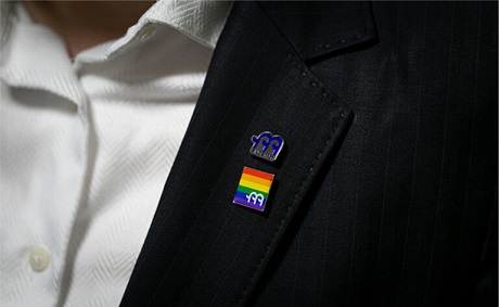 レインボー柄のピンバッジ