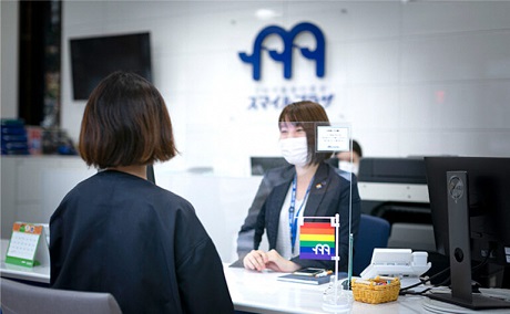 レインボーフラッグが置いてある店舗内の写真