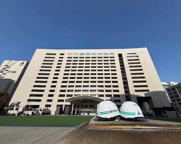 ふれあい広場前から見た福岡市役所庁舎の写真